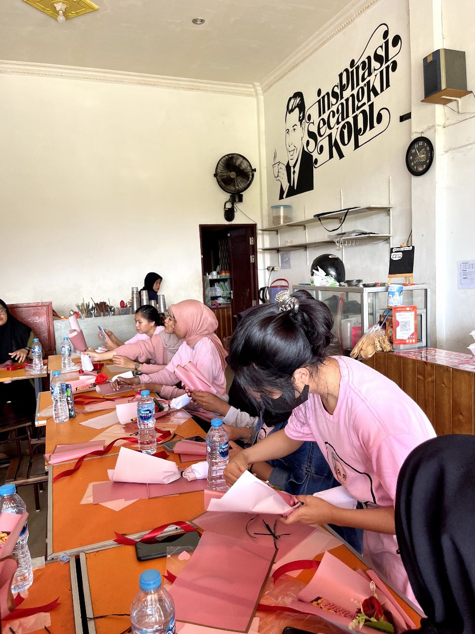 Para peserta mempraktikkan pembuatan buket (karangan bunga) dalam pelatihan yang digelar oleh Sukarelawan Srikandi Ganjar Kalbar di Kota Pontianak. (Foto: Jauhari)