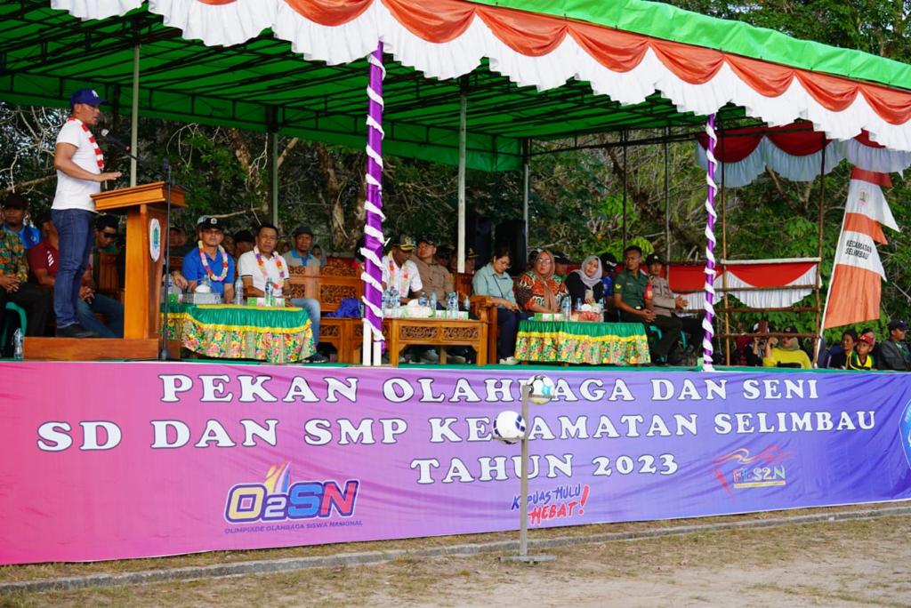 Wabup Kapuas Hulu, Wahyudi Hidayat membuka KOSN dan FLS2N tingkat SD dan SMP sederajat se-Kecamatan Selimbau. (Foto: Ishaq)