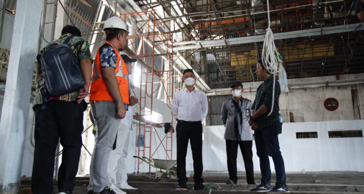 Wali Kota Pontianak, Edi Rusdi Kamtono saat meninjau progres pembangunan Mal Pelayanan Publik (MPP) di Kapuas Indah. (Foto: Prokopim For KalbarOnline.com)