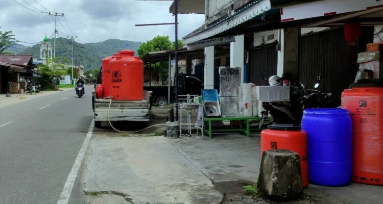 Sejumlah warga di Kecamatan Sukadana mengeluhkan ketersediaan air bersih. (Foto: Santo)