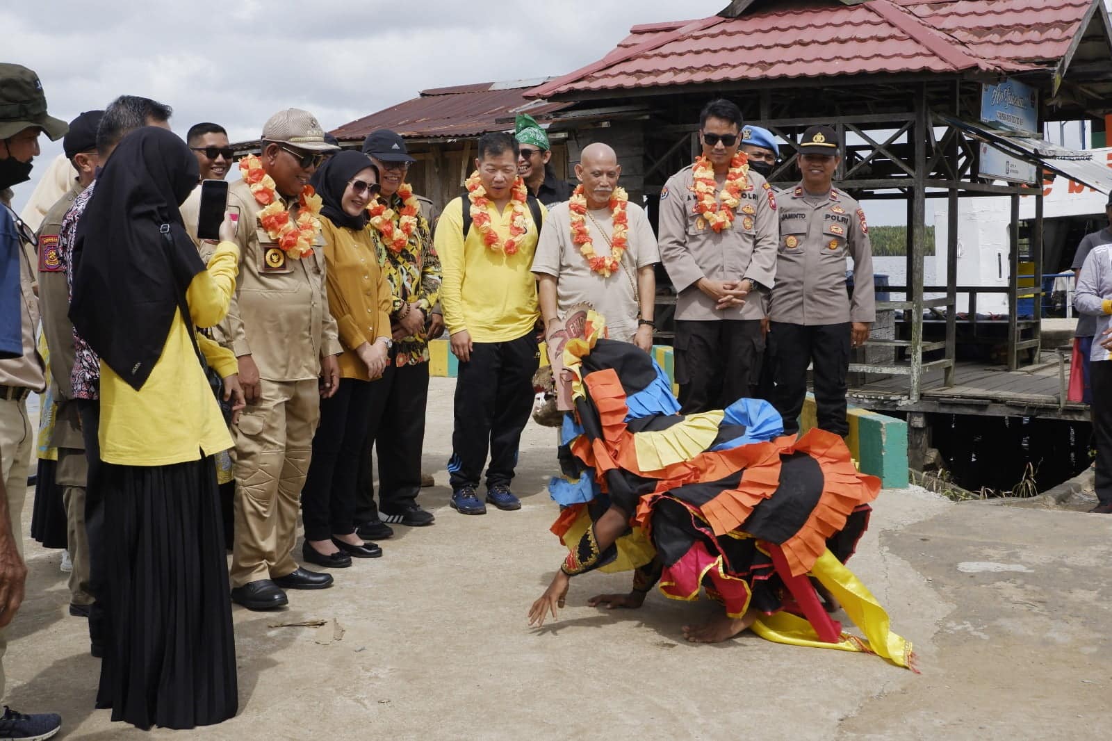 Rombongan Kemenlu RI bersama Duta Besar RI tiba di Desa Podorukun, Seponti, Kabupaten Kayong Utara, Jumat (24/02/2023). (Foto: Prokopim)