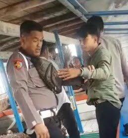 Terduga pelaku pembunuhan, Supriyono (22 tahun), saat ditangkap Satuan Reserse Kriminal (Satreskrim) Polres Kubu Raya, di dalam sebuah kapal klotok tujuan Rasau Jaya - Teluk Batang. (Foto: Jauhari)
