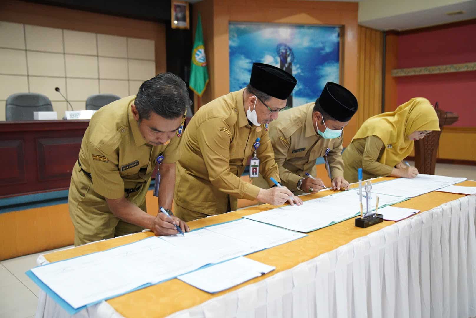 Sekretaris Daerah Kota Pontianak, Mulyadi beserta pejabat di lingkungan Sekretariat Daerah Kota Pontianak menandatangani perjanjian kinerja dan pakta integritas. (Foto: Prokopim For KalbarOnline.com)