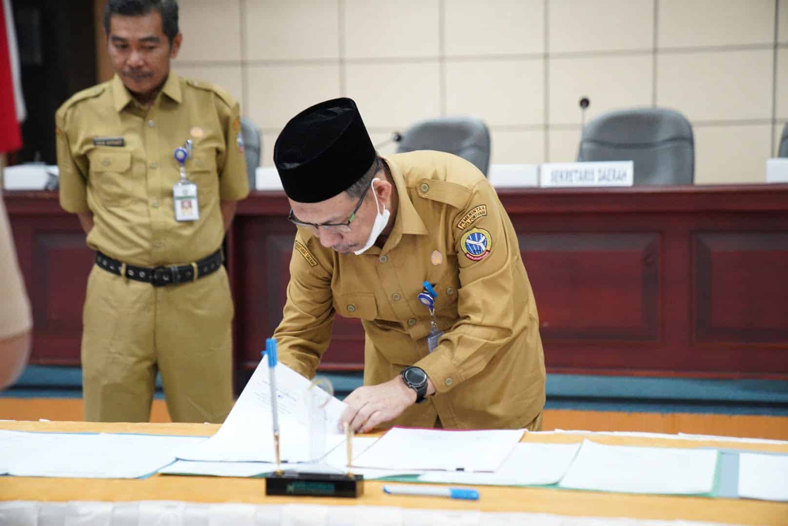 Sekretaris Daerah Kota Pontianak, Mulyadi beserta pejabat di lingkungan Sekretariat Daerah Kota Pontianak menandatangani perjanjian kinerja dan pakta integritas. (Foto: Prokopim For KalbarOnline.com)