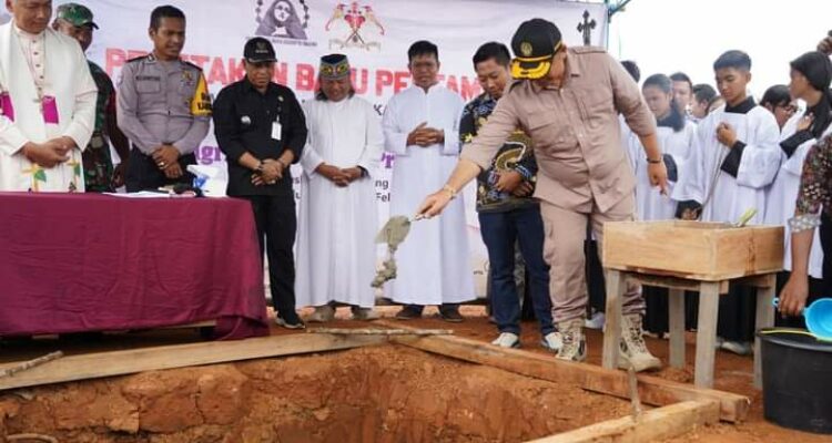 Sekda Kabupaten Ketapang, Alexander Wilyo meletakkan batu pertama pembangunan Gereja Santa Maria Assumpta Tanjung, di Desa Tangerang, Kecamatan Jelai Hulu, Minggu (26/02/2023). (Foto: Adi LC)
