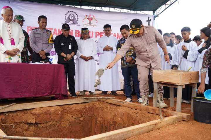 Sekda Kabupaten Ketapang, Alexander Wilyo meletakkan batu pertama pembangunan Gereja Santa Maria Assumpta Tanjung, di Desa Tangerang, Kecamatan Jelai Hulu, Minggu (26/02/2023). (Foto: Adi LC)