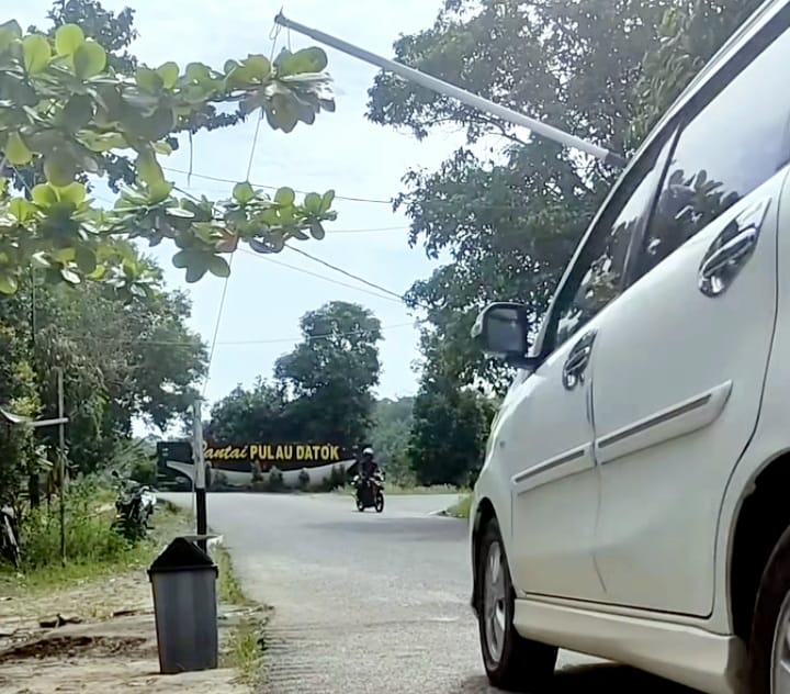 Pengunjung menggunakan kendaraan roda empat saat hendak memasuki objek wisata Pantai Pulau Datok, Kecamatan Sukadana, Kabupaten Kayong Utara. (Foto: Santo)