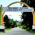 Pintu gerbang masuk ke objek wisata Pantai Pulau Datok, Kecamatan Sukadana, Kabupaten Kayong Utara. (Foto: Santo)