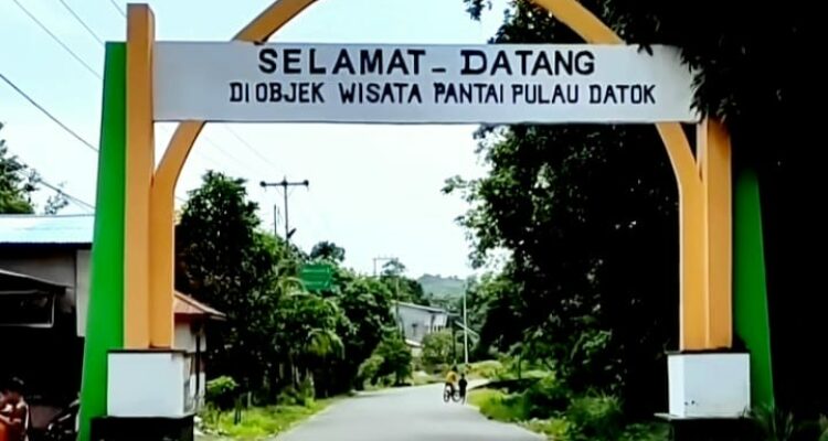 Pintu gerbang masuk ke objek wisata Pantai Pulau Datok, Kecamatan Sukadana, Kabupaten Kayong Utara. (Foto: Santo)