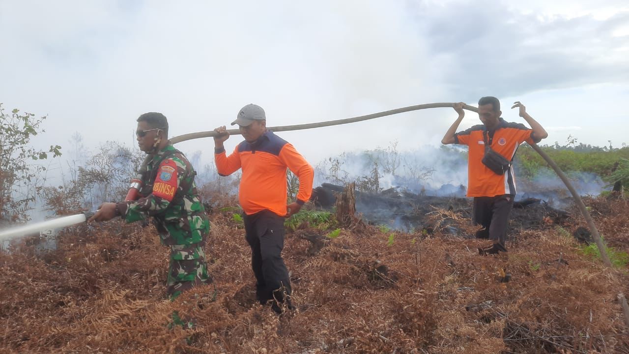 Tim gabungan berupaya melakukan pemadaman di lahan terbakar di Dusun Suap, Desa Paser, Kecamatan Mempawah Hilir, Kabupaten Mempawah. (Foto: Jauhari)