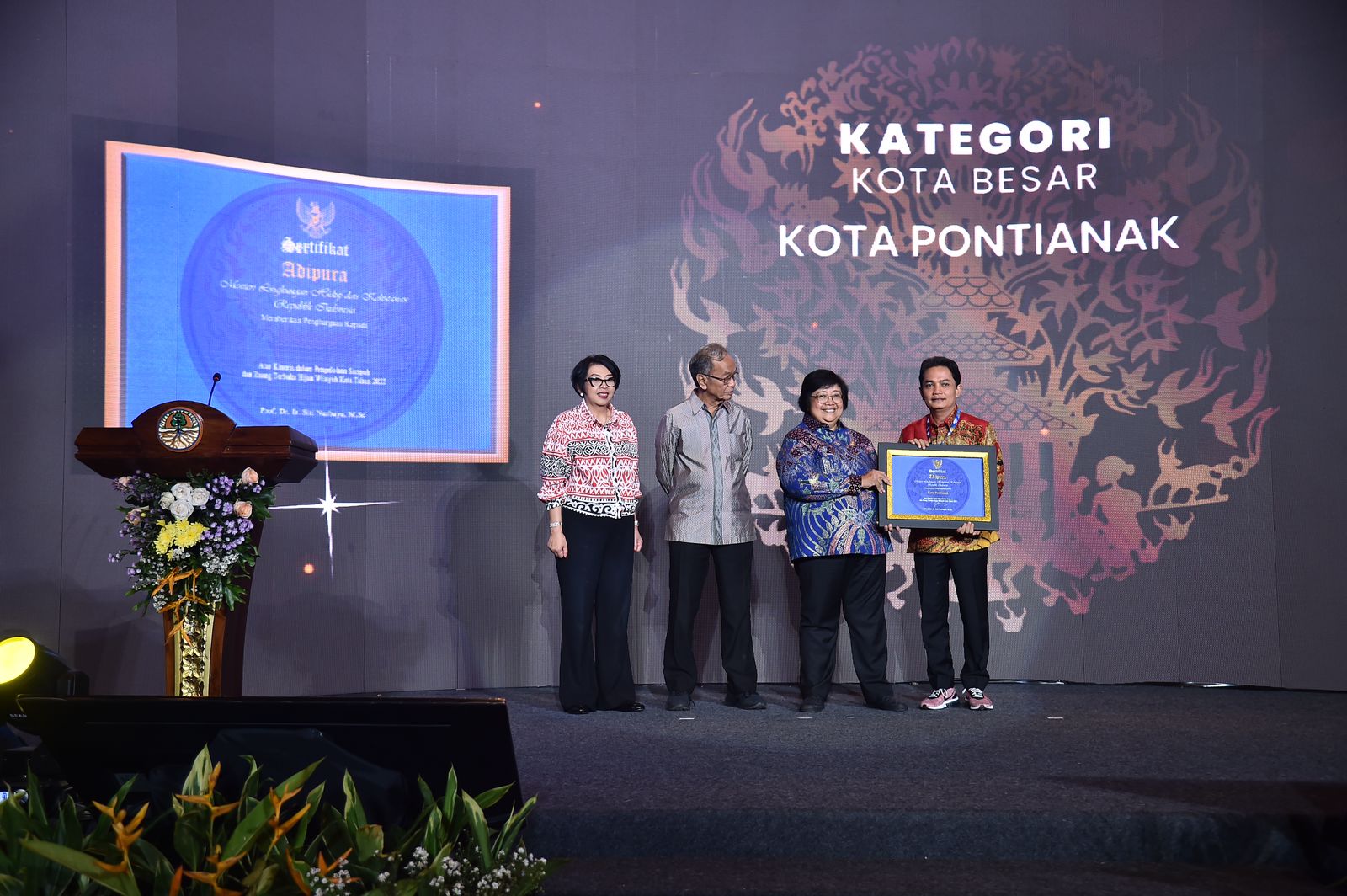 Wakil Wali Kota Pontianak, Bahasan menerima penghargaan Adipura Kategori Kota Besar yang diserahkan oleh Menteri Lingkungan Hidup dan Kehutanan, Siti Nurbaya di Jakarta. (Foto: Prokopim For KalbarOnline.com)