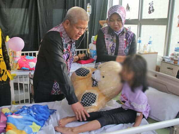 Sekda Kalbar dan Istri saat mengunjungi anak-anak penderita kanker di RSUD Soedarso