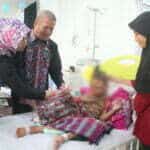 Sekda Kalbar dan Istri saat mengunjungi anak-anak penderita kanker di RSUD Soedarsoo