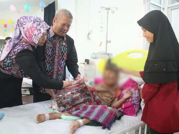 Sekda Kalbar dan Istri saat mengunjungi anak-anak penderita kanker di RSUD Soedarsoo