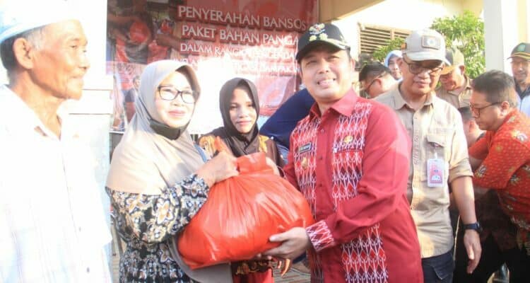 Wagub Kalbar, Ria Norsan menyerahkan bantuan sosial kepada korban terdampak banjir di Kelurahan Condong, Kecamatan Singkawang Tengah, Kota Singkawang, Kamis (09/03/2023) sore. (Foto: Biro Adpim For KalbarOnline.com)