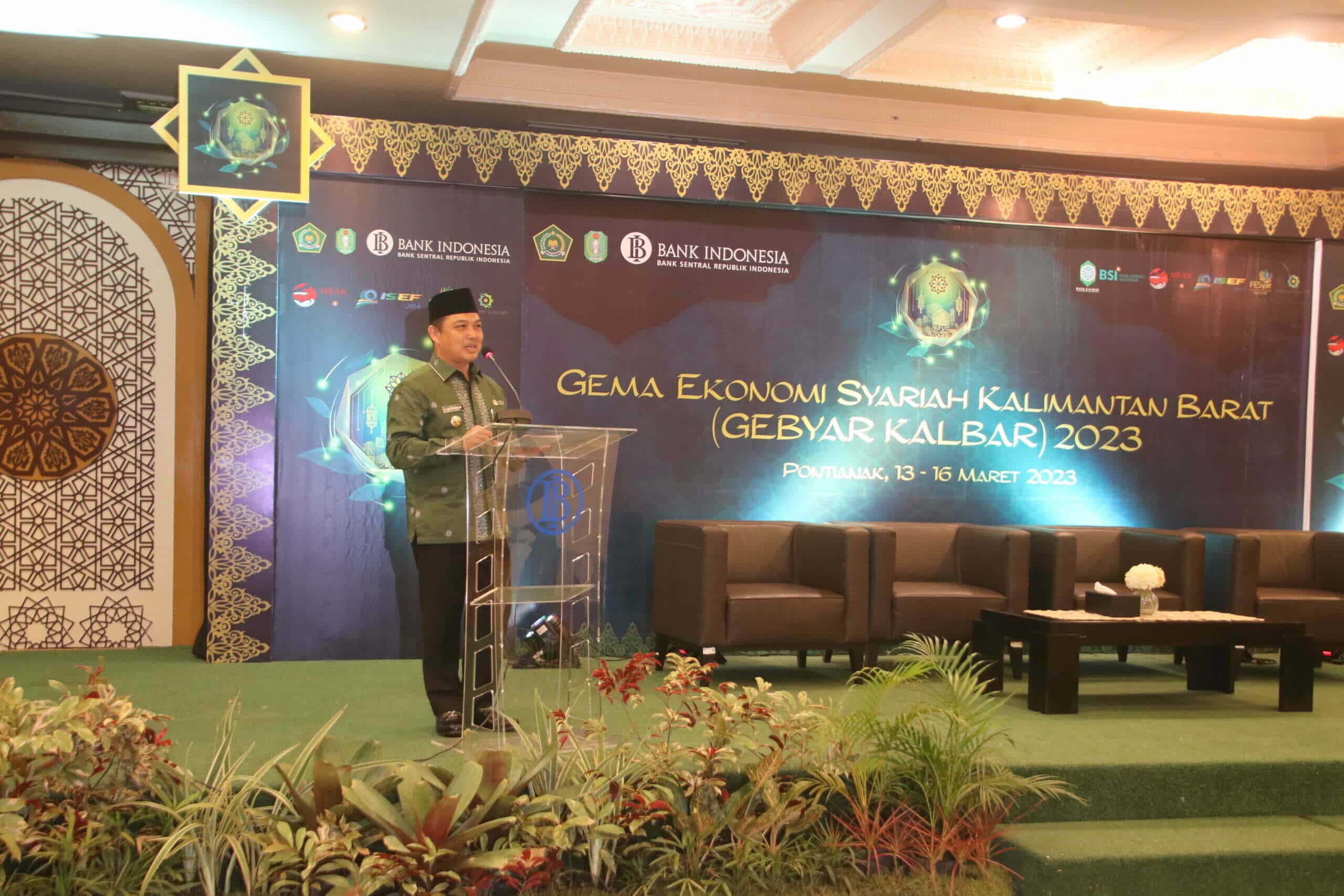 Wakil Gubernur Kalimantan Barat, Ria Norsan memberikan kata sambutan dalam kegiatan Opening Ceremony Gebyar Kalimantan Barat 2023, di Aula Masjid Raya Mujahidin, Senin (13/03/2023). (Foto: Biro Adpim For KalbarOnline.com)