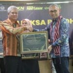 Sekda Provinsi Kalbar, Harisson menerima penghargaan dalam acara Anugerah Reksa Bandha Kanwil DJKN Kalbar, di Aula Gedung DJKN Kalbar, Kamis (16/03/2023). (Foto: Biro Adpim For KalbarOnline.com)