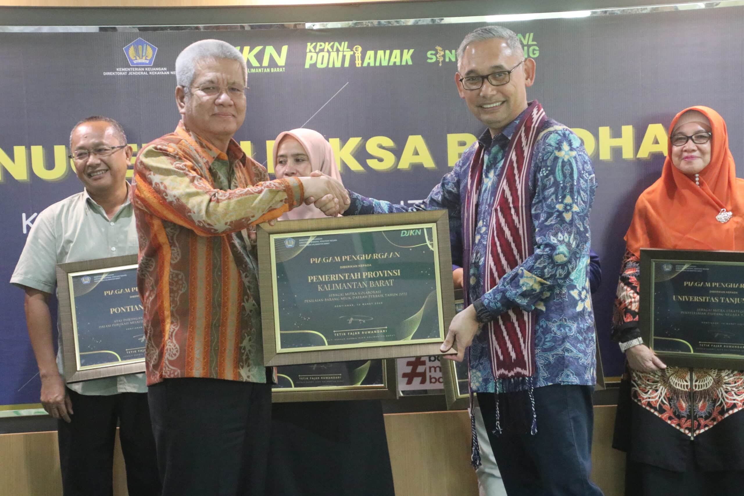 Sekda Provinsi Kalbar, Harisson menerima penghargaan dalam acara Anugerah Reksa Bandha Kanwil DJKN Kalbar, di Aula Gedung DJKN Kalbar, Kamis (16/03/2023). (Foto: Biro Adpim For KalbarOnline.com)