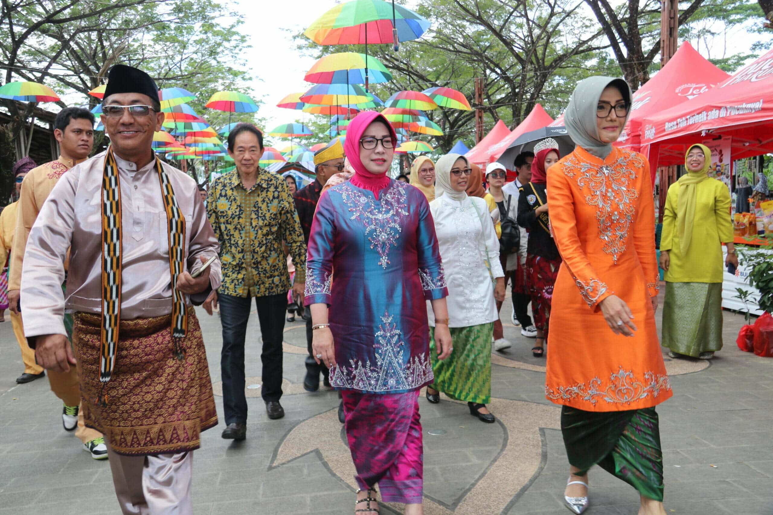 Ketua Tim Penggerak PKK Provinsi Kalimantan Barat, Lismaryani Sutarmidji menghadiri kemeriahan Festival Kulminasi Pontianak, Selasa (21/03/2023). (Foto: Biro Adpim For KalbarOnline.com)