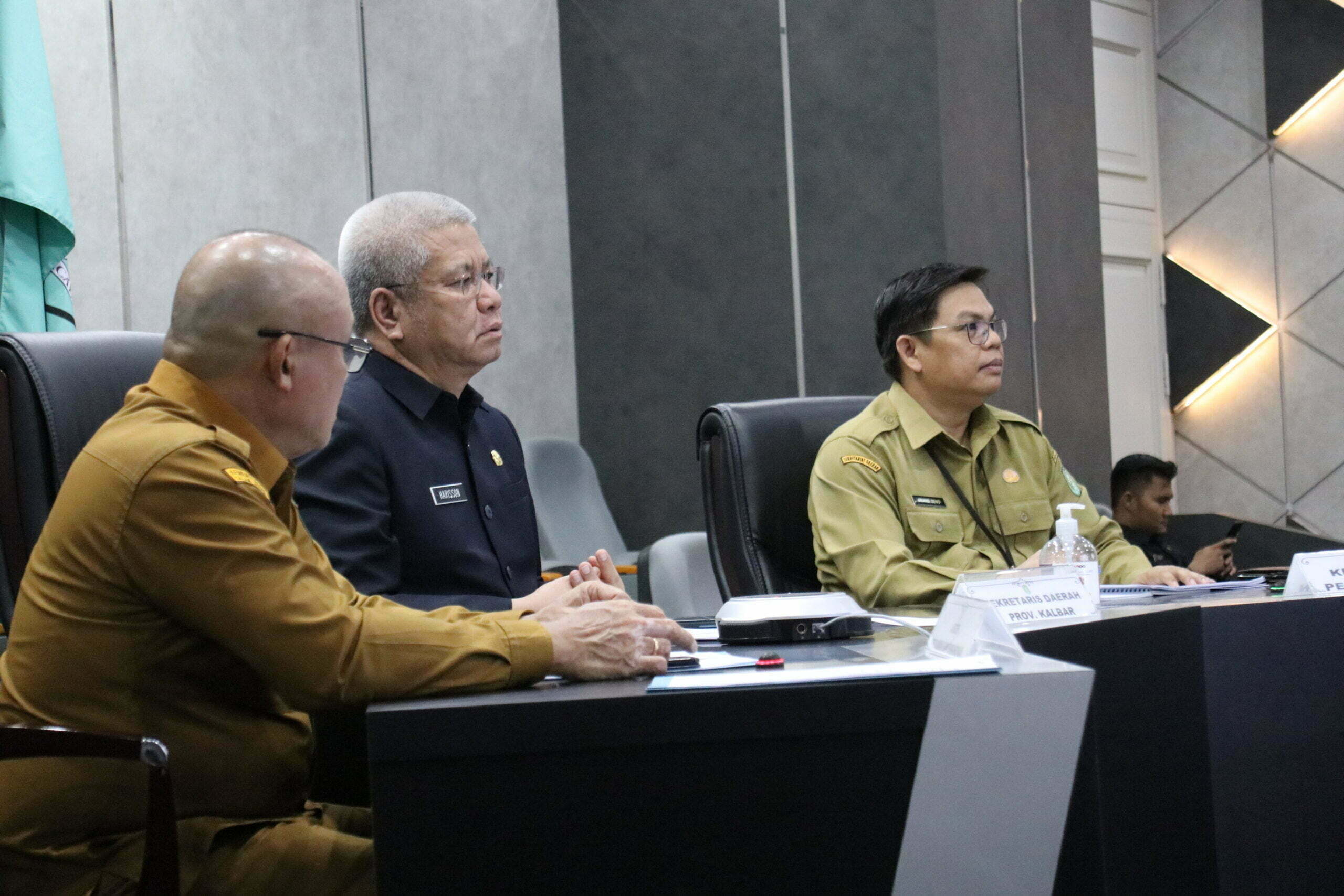Sekda Provinsi Kalbar, Harisson mengikuti rapat TPID yang dipimpin oleh Mendagri RI, Muhammad Tito Karnavian, secara daring dari Data Analytic Room, Kantor Gubernur Kalimantan Barat, Senin (27/03/2023). (Biro Adpim For KalbarOnline.com)