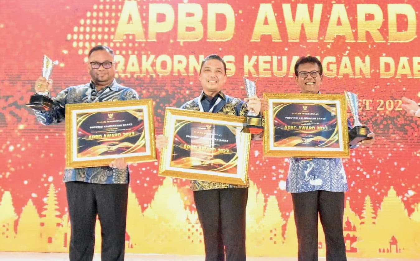 Wagub Kalbar, Ria Norsan berfoto bersama usai menerima 3 (tiga) penghargaan dari Wakil Menteri Dalam Negeri, John Wempi Wetipo. (Foto: Biro Adpim For KalbarOnline.com)