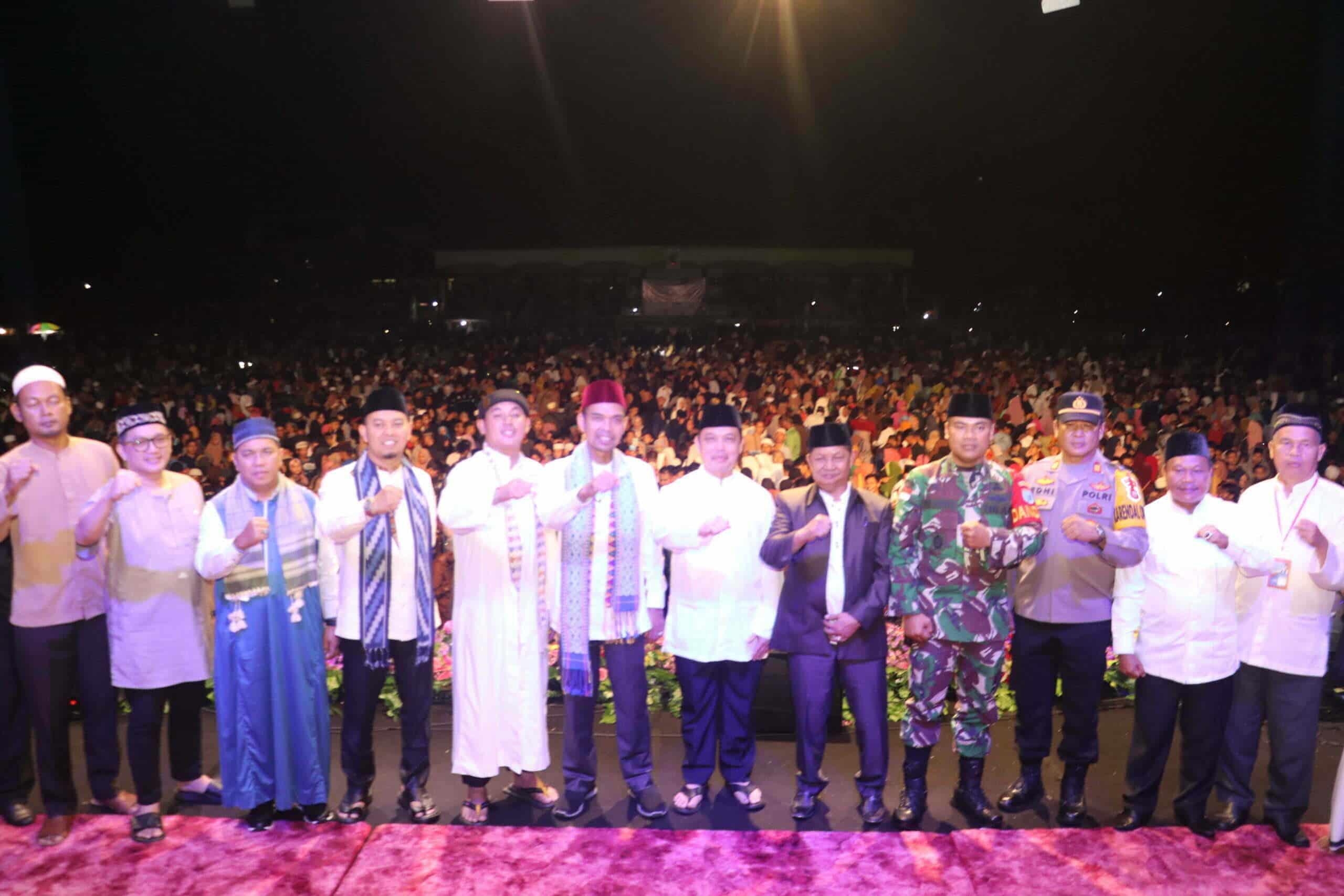 Ribuan masyarakat Kabupaten Kapuas Hulu menghadiri Tabligh Akbar Ustadz Abdul Somad (UAS), di GOR Uncak Kapuas, Minggu (05/03/2023) malam. (Foto: Biro Adpim For KalbarOnline.com)