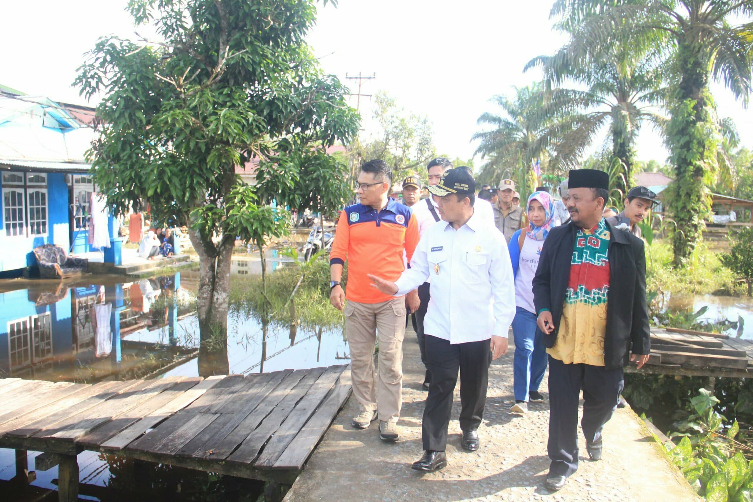 Wakil Gubernur Kalbar, Ria Norsan bersama rombongan meninjau langsung kondisi terkini banjir di Kabupaten Sambas, Rabu (08/03/2023). (Foto: Biro Adpim For KalbarOnline.com)