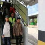 Wagub Kalbar, Ria Norsan menyambut kedatangan Ustadz Abdul Somad di Bandara Supadio. (Foto: Biro Adpim For KalbarOnline.com)