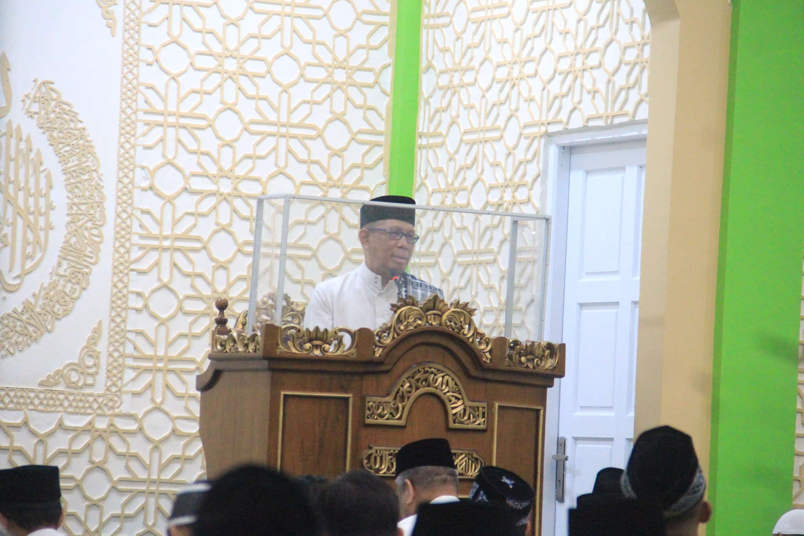 Gubernur Kalimantan Barat, Sutarmidji memberikan kultum pada Safari Ramadhan 1444 H di Masjid An-Naim yang terletak di Komplek Kantor Gubernur Kalimantan Barat, Jumat (24/3/2023) malam. (Foto: Biro Adpim For KalbarOnline.com)