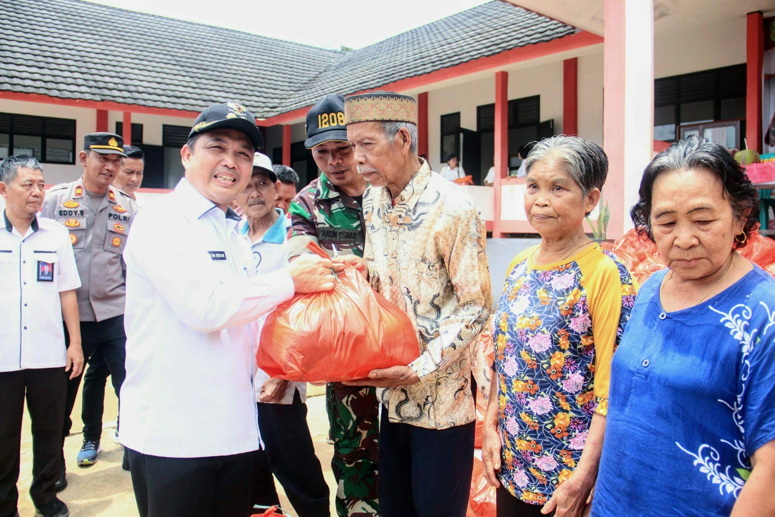 Wakil Gubernur Kalbar, Ria Norsan menyerahkan bansos berupa paket sembako kepada para korban terdampak bencana banjir di beberapa titik di Kabupaten Sambas, Rabu (08/03/2023). (Foto: Biro Adpim For KalbarOnline.com)