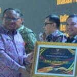 Wagub Kalbar, Ria Norsan menerima 3 (tiga) penghargaan dari Wakil Menteri Dalam Negeri, John Wempi Wetipo. (Foto: Biro Adpim For KalbarOnline.com)