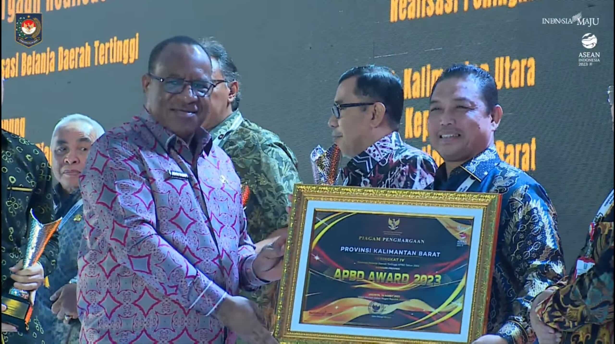 Wagub Kalbar, Ria Norsan menerima 3 (tiga) penghargaan dari Wakil Menteri Dalam Negeri, John Wempi Wetipo. (Foto: Biro Adpim For KalbarOnline.com)
