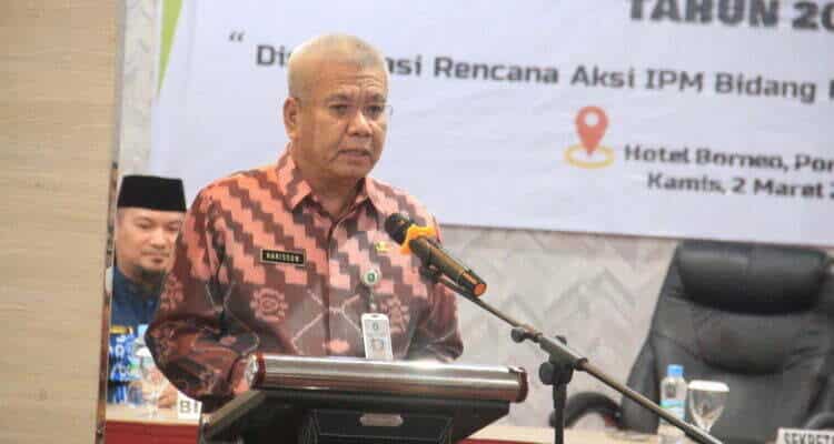 Sekda Kalbar, Harisson memberikan arahan dalam Rapat Koordinasi Kebijakan Peningkatan Indeks Pembangunan Manusia Bidang Kesehatan di Kalimantan Barat, Kamis (02/03/2023), di Hotel Borneo Pontianak. (Foto: Biro Adpim For KalbarOnline.com)