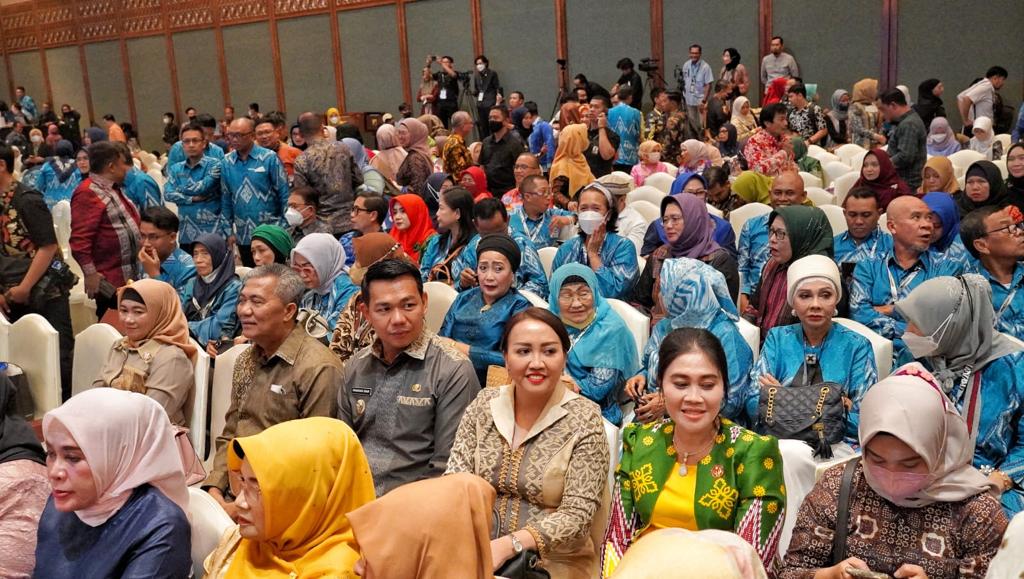 Bupati Kapuas Hulu, Fransiskus Diaan bersama Ketua Dekranasda Kabupaten Kapuas Hulu, Angeline Fremalco F Diaan menghadiri INACRAFT 2023, di Jakarta Convention Center (JCC), Rabu (01/03/2023) pagi. (Foto: Ishaq)