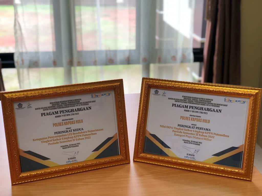 Dua penghargaan dari KPPN Putussibau kepada Polres Kapuas Hulu. (Foto: Ishaq)