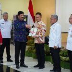 Menteri ATR/BPN, Hadi Tjahjanto menyerahkan Sertifikat Hak Pakai Aset kepada Wali Kota Pontianak, Edi Rusdi Kamtono. (Foto: Prokopim for KalbarOnline.com)