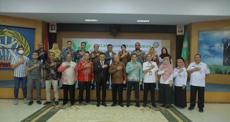 Foto bersama Wali Kota Pontianak, Edi Rusdi Kamtono beserta Pengurus Forum CSR. (Foto: Kominfo/Prokopim For KalbarOnline.com)