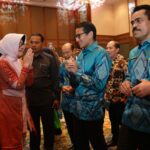 Ketua Dekranasda Kota Pontianak, Yanieta Arbiastutie bertemu dengan Menteri Pariwisata dan Ekonomi Kreatif, Sandiaga Uno pada pembukaan pameran INACRAFT di Jakarta. (Foto: Prokopim for KalbarOnline.com)