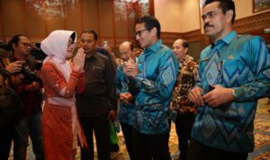 Ketua Dekranasda Kota Pontianak, Yanieta Arbiastutie bertemu dengan Menteri Pariwisata dan Ekonomi Kreatif, Sandiaga Uno pada pembukaan pameran INACRAFT di Jakarta. (Foto: Prokopim for KalbarOnline.com)