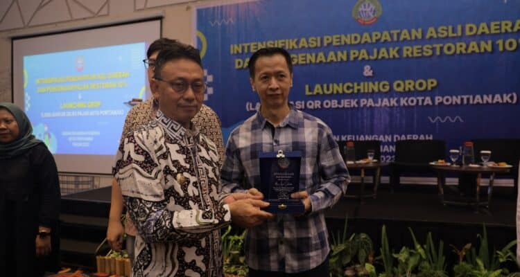 Wali Kota Pontianak, Edi Rusdi Kamtono menyerahkan plakat penghargaan kepada salah satu wajib pajak restoran yang patuh membayar pajak. (Foto: Prokopim/Kominfo For KalbarOnline.com)