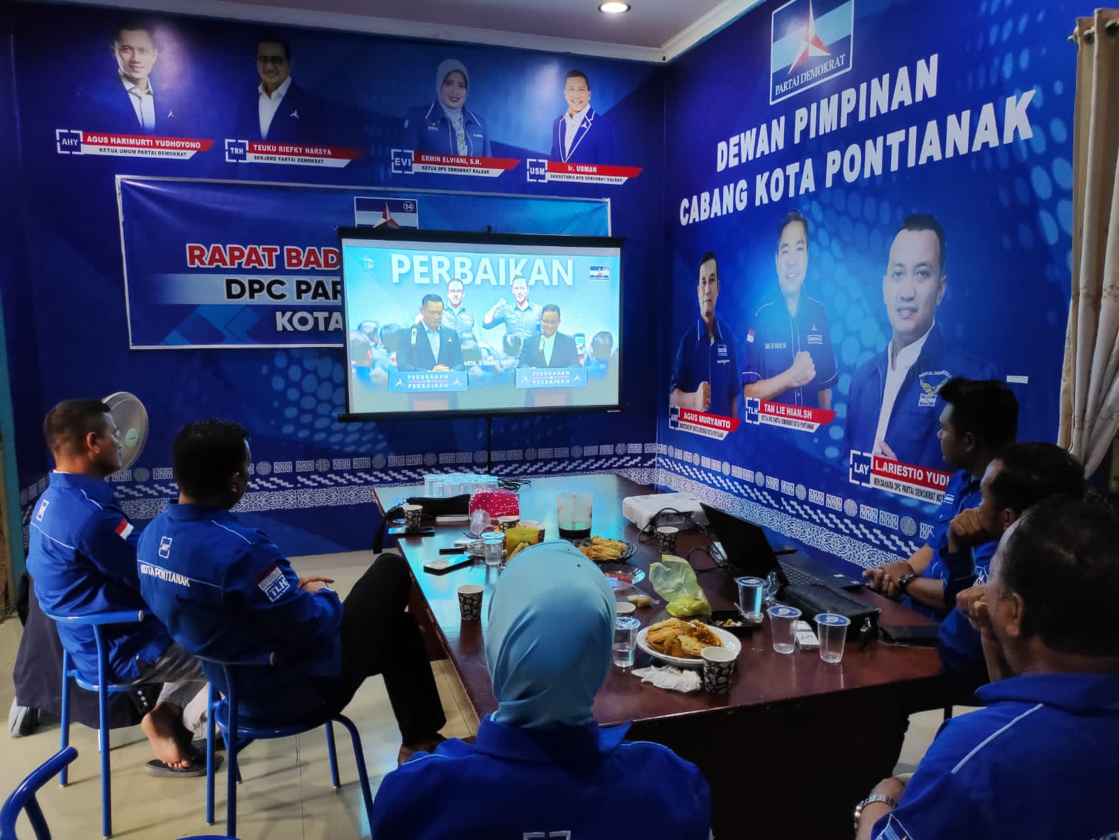 Jajaran Pengurus DPC Partai Demokrat Kota Pontianak mengikuti jalannya rapat tertutup bersama Majelis Tinggi Partai (MTP) Partai Demokrat, secara daring, Kamis (02/03/2023). (Foto: Jauhari)