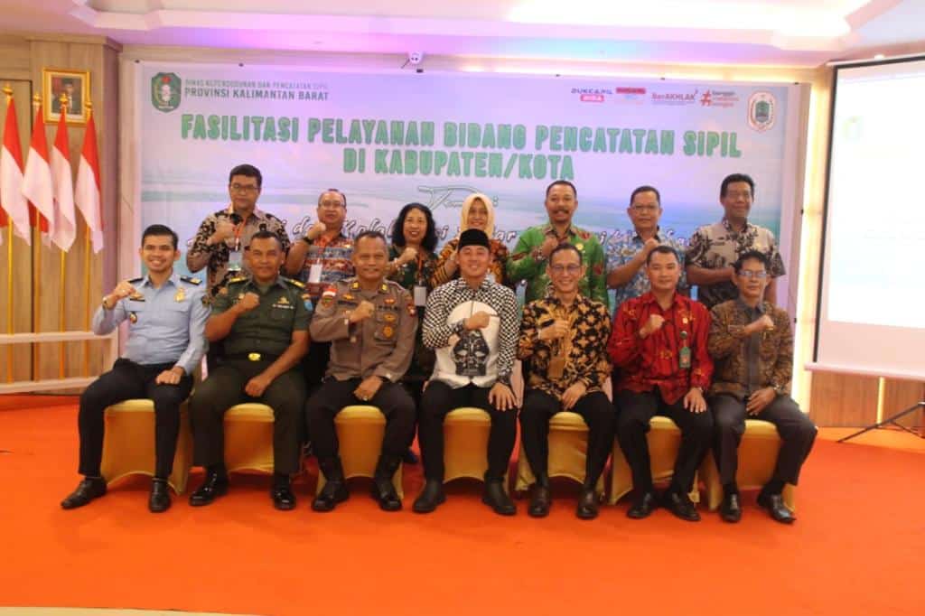 Wakil Bupati Kapuas Hulu, Wahyudi Hidayat berfoto bersama di sela-sela kegiatan fasilitasi pelayanan bidang pencatatan sipil di kabupaten/kota se-Kalimantan Barat tahun 2023 di Putussibau, Kamis (02/03/2023). (Foto: Ishaq)