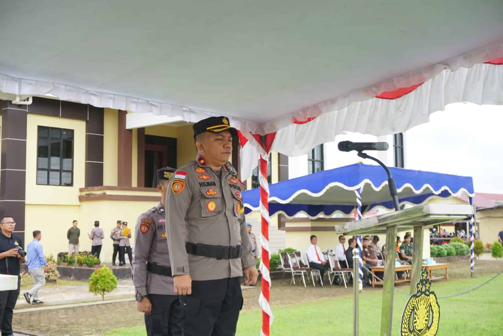 Wakapolres Kapuas Hulu, Kompol Hilman Malaini memimpin apel gelar pasukan Operasi Kepolisian Kewilayahan Bina Karuna Kapuas 2023 tahap 1, di halaman Mapolres Kapuas Hulu, Kamis (02/03/2023). (Foto: Ishaq)