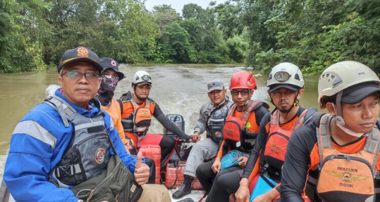 Tim SAR gabungan menyusuri Sungai Momong, Desa Danti, Kecamatan Sanggau Ledo, Kabupaten Bengkayang, guna mencari keberdaan korban hilang. (Foto: Tim SAR)