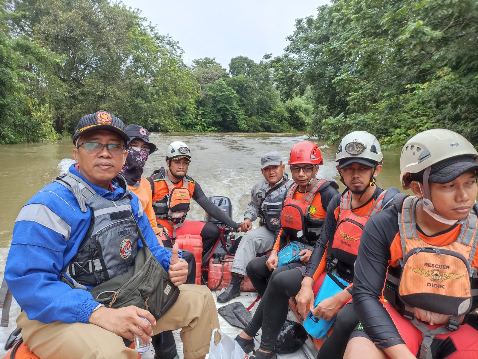 Tim SAR gabungan menyusuri Sungai Momong, Desa Danti, Kecamatan Sanggau Ledo, Kabupaten Bengkayang, guna mencari keberdaan korban hilang. (Foto: Tim SAR)