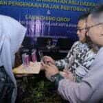 Wali Kota Pontianak, Edi Rusdi Kamtono mencoba menggunakan QROP, inovasi dari Badan Keuangan Daerah (BKD) Kota Pontianak. (Foto: Prokopim For KalbarOnline.com)