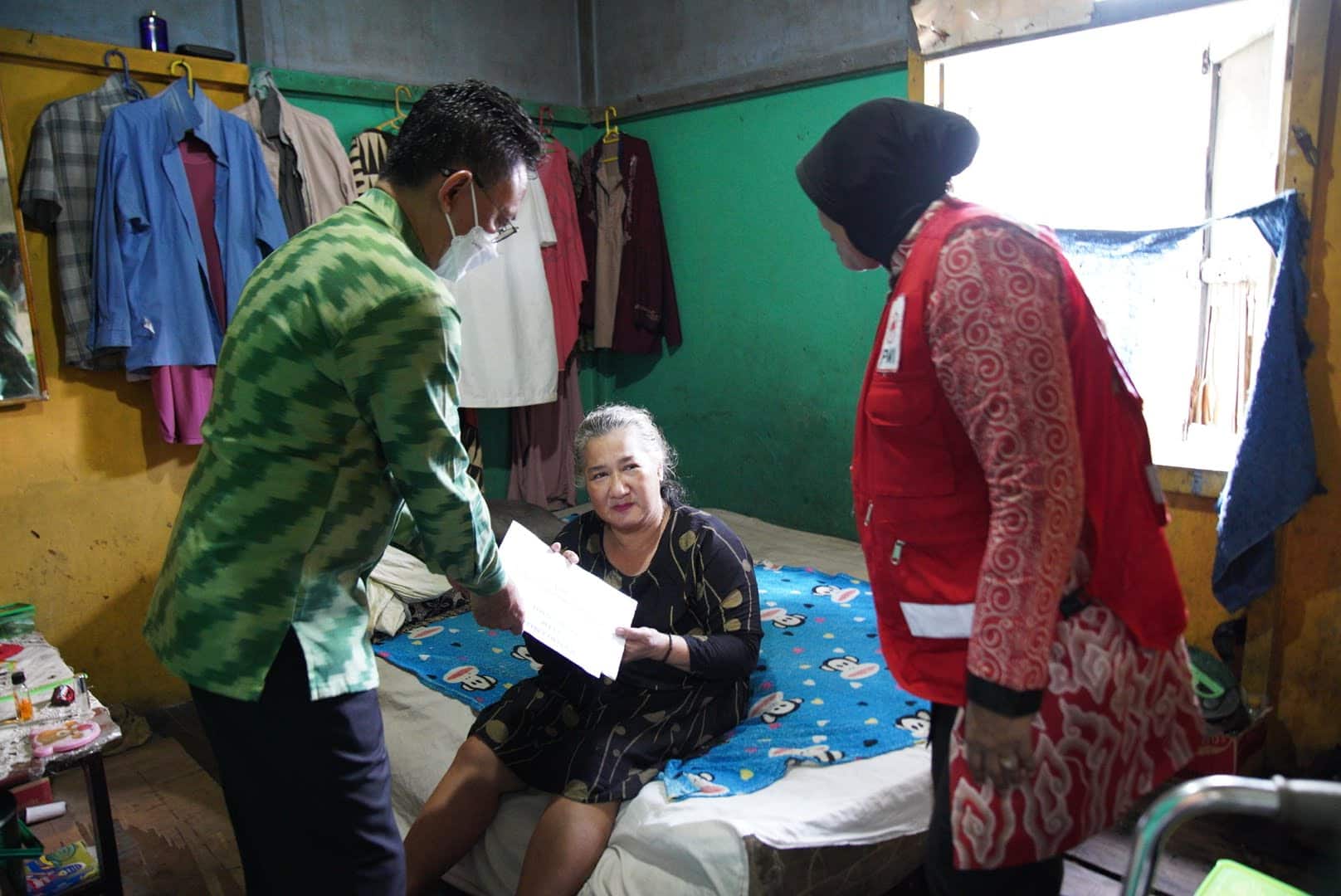 Wali Kota Pontianak, Edi Rusdi Kamtono menyerahkan bantuan tali asih kepada warga yang menderita penyakit stroke. (Foto: Prokopim For KalbarOnline.com)