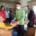 Wali Kota Pontianak, Edi Rusdi Kamtono menyerahkan buah-buahan kepada warga yang mengalami stroke. (Foto: Prokopim For KalbarOnline.com)