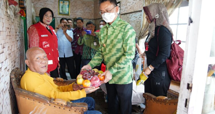 Wali Kota Pontianak, Edi Rusdi Kamtono menyerahkan buah-buahan kepada warga yang mengalami stroke. (Foto: Prokopim For KalbarOnline.com)