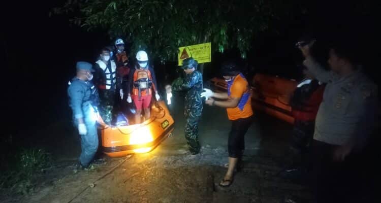 Tim SAR gabungan melakukan evakuasi terhadap jenazah Yeni Sumarni, perempuan berusia 31 tahun. (Foto: Tim SAR)
